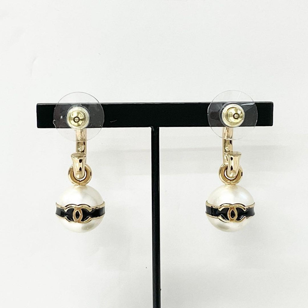 Chanel Earrings CC Logo Pearl Hoop Gold — view 8