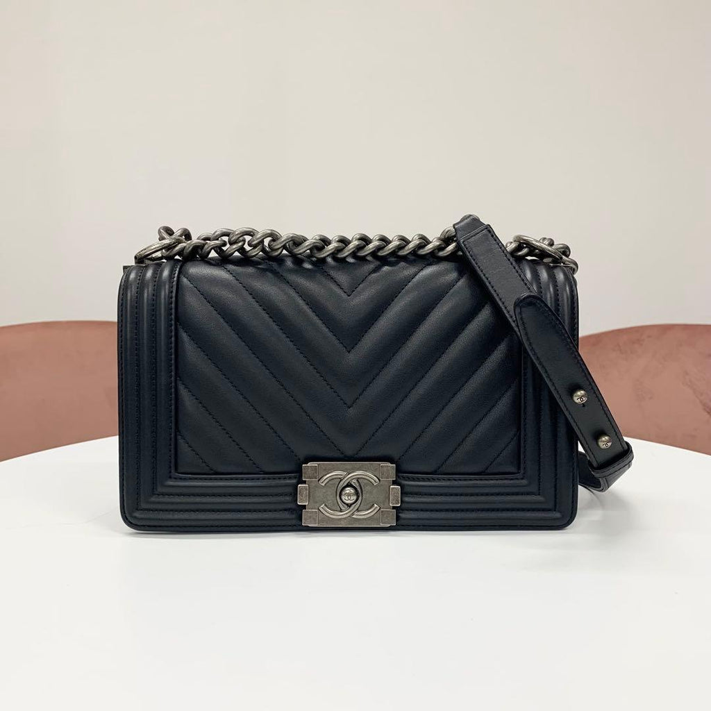 Chanel Boy 25 Blanc Lambskin Chain Shoulder Bag