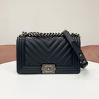 Chanel Boy 25 Blanc Lambskin Chain Shoulder Bag