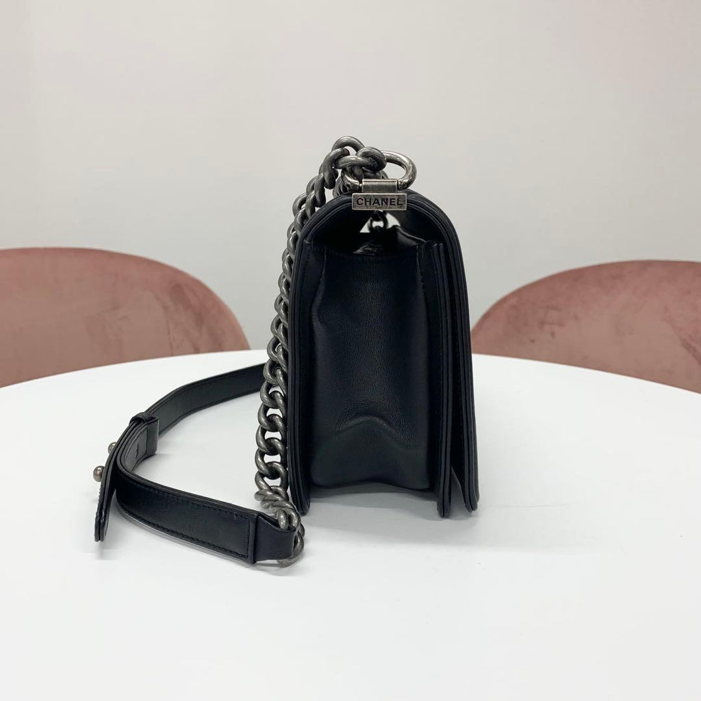 Chanel Boy 25 Blanc Lambskin Chain Shoulder Bag — view 2
