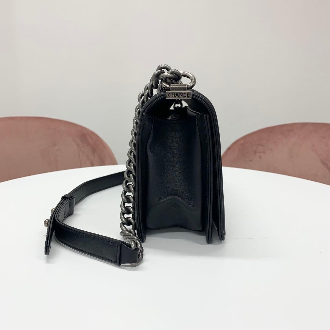 Chanel Boy 25 Blanc Lambskin Chain Shoulder Bag — view 2