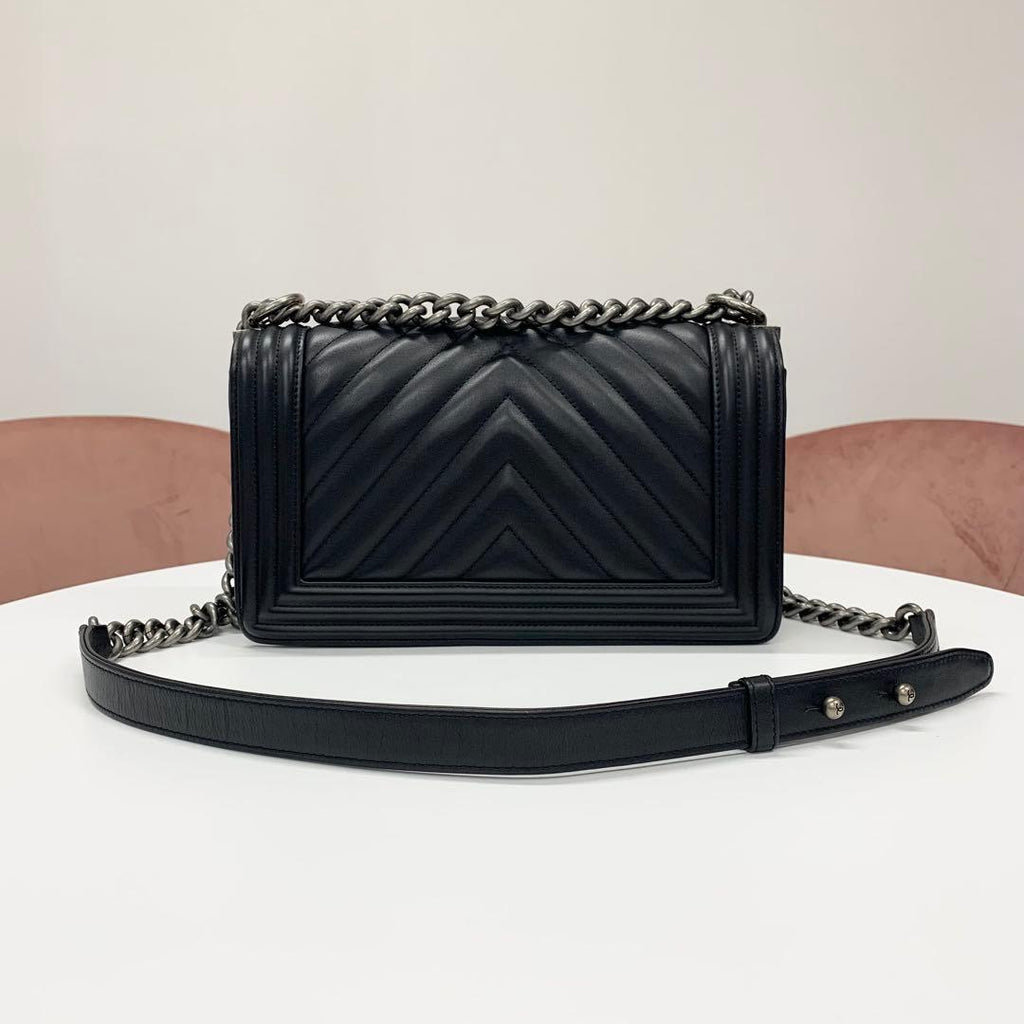 Chanel Boy 25 Blanc Lambskin Chain Shoulder Bag — view 3