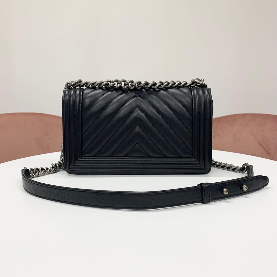 Chanel Boy 25 Blanc Lambskin Chain Shoulder Bag — view 3