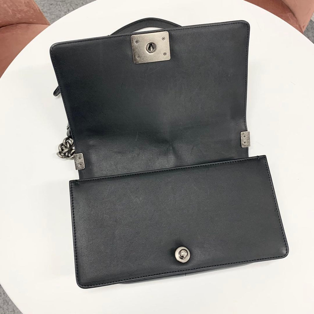 Chanel Boy 25 Blanc Lambskin Chain Shoulder Bag — view 6