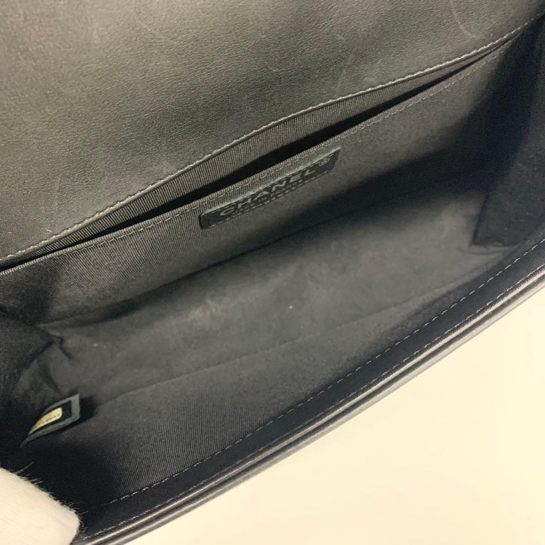 Chanel Boy 25 Blanc Lambskin Chain Shoulder Bag — view 7
