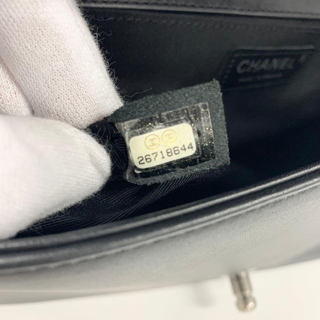 Chanel Boy 25 Blanc Lambskin Chain Shoulder Bag — view 8