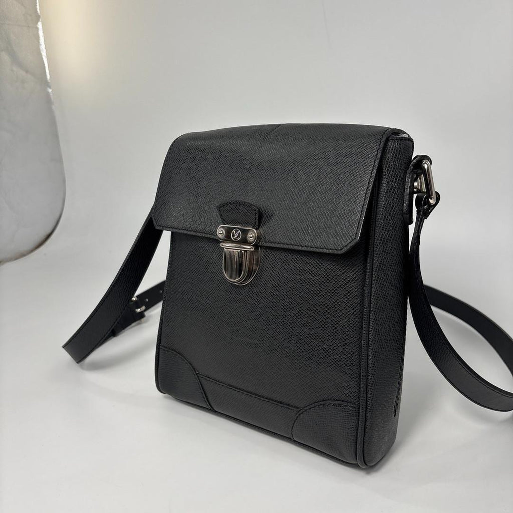 Louis Vuitton Taiga Luca Shoulder Bag Black — view 2