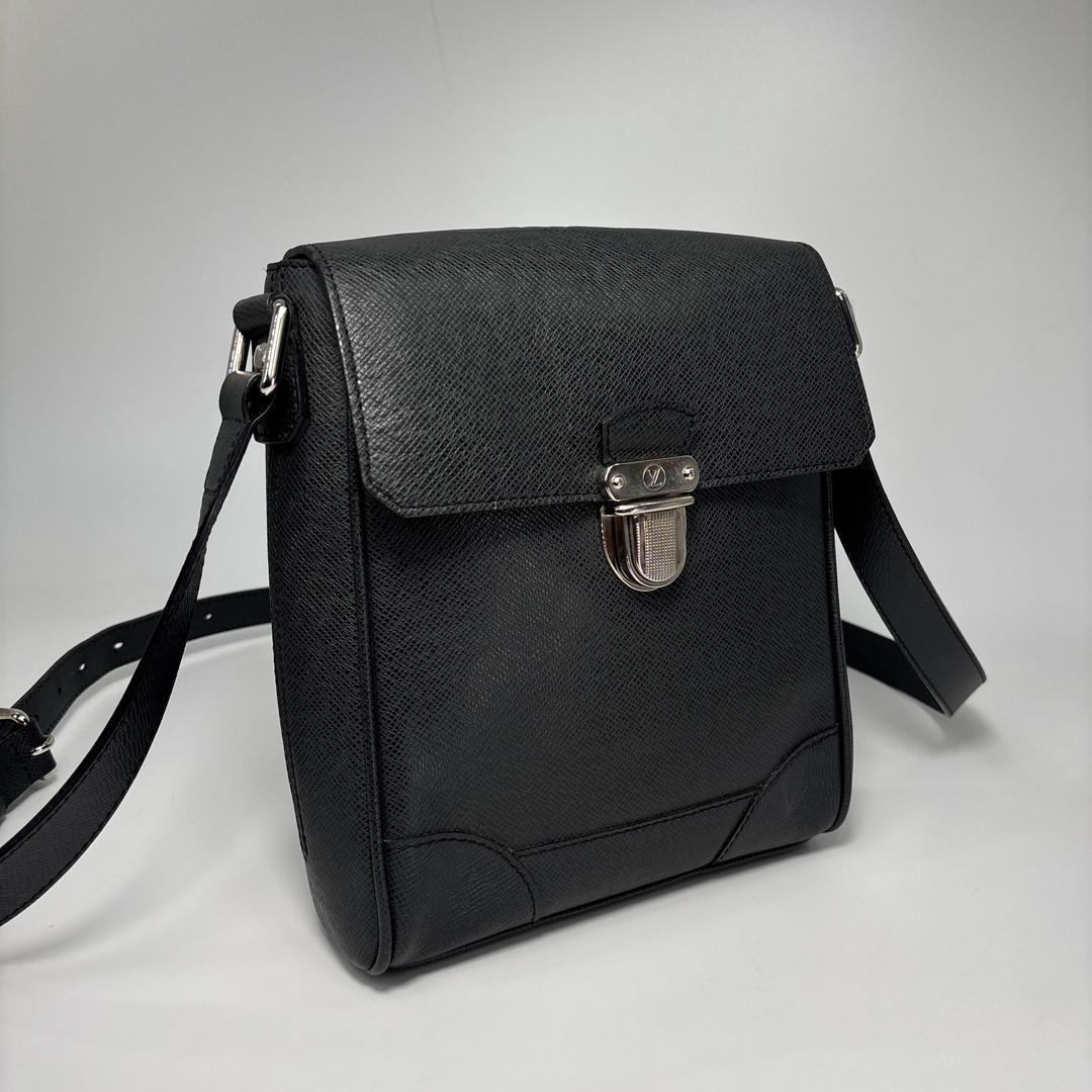Louis Vuitton Taiga Luca Shoulder Bag Black — view 3