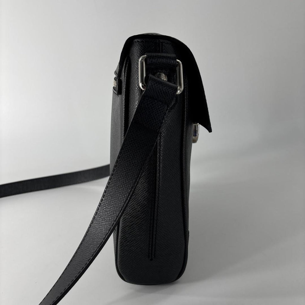 Louis Vuitton Taiga Luca Shoulder Bag Black — view 4