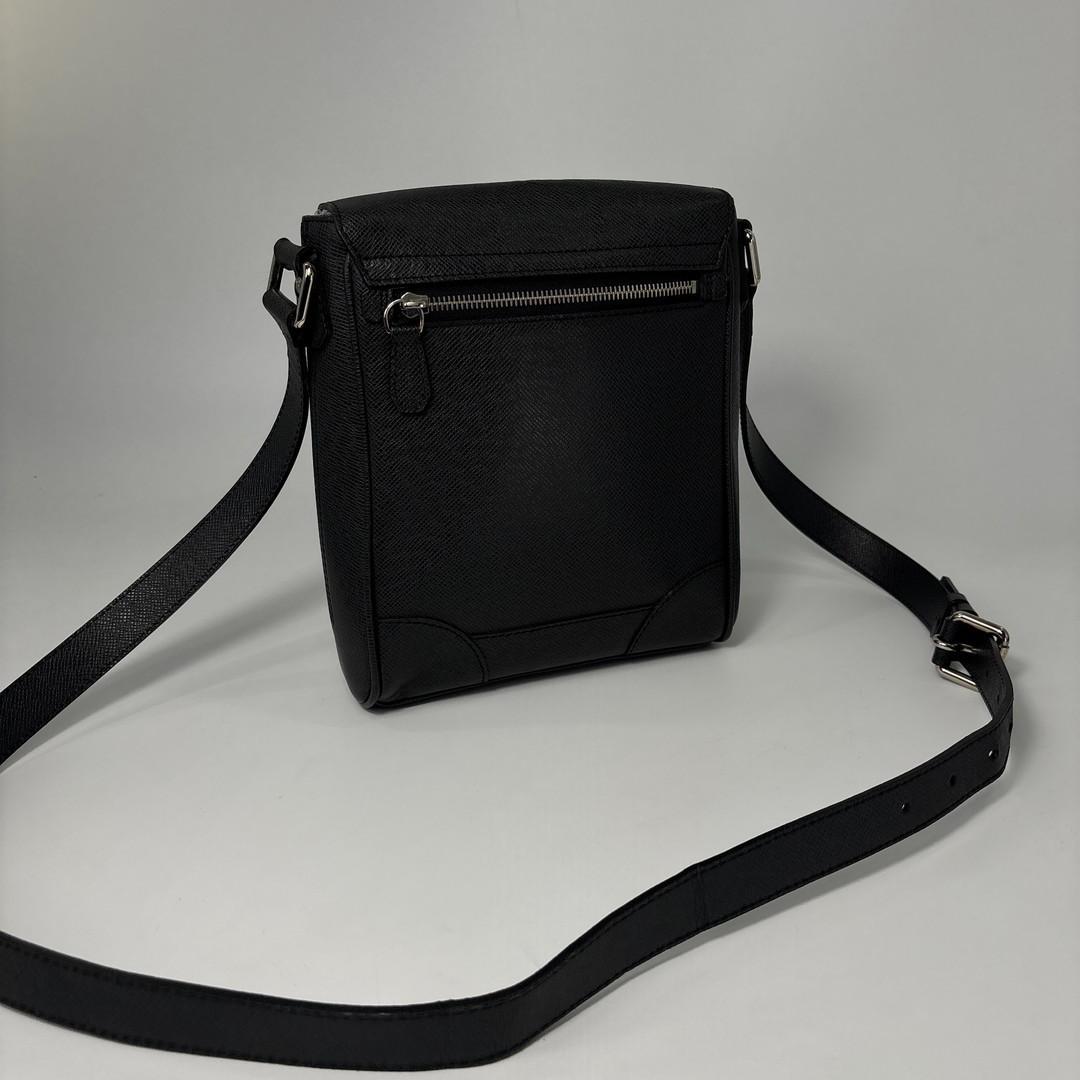 Louis Vuitton Taiga Luca Shoulder Bag Black — view 5
