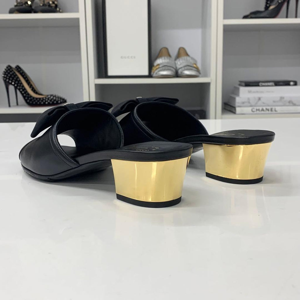 Chanel CC Logo Leather Ribbon Sandals Black — view 4