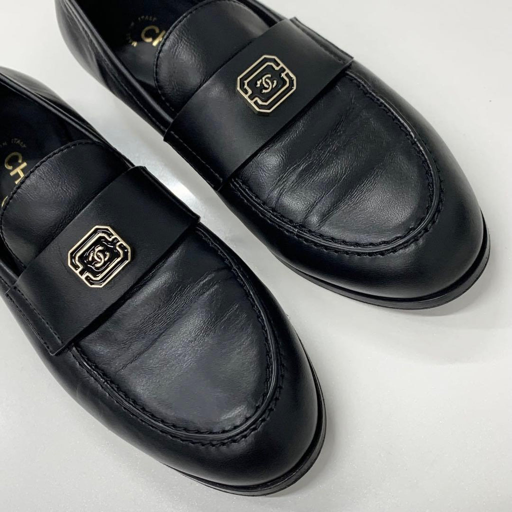 Chanel CC Logo Leather Loafers Black — view 9
