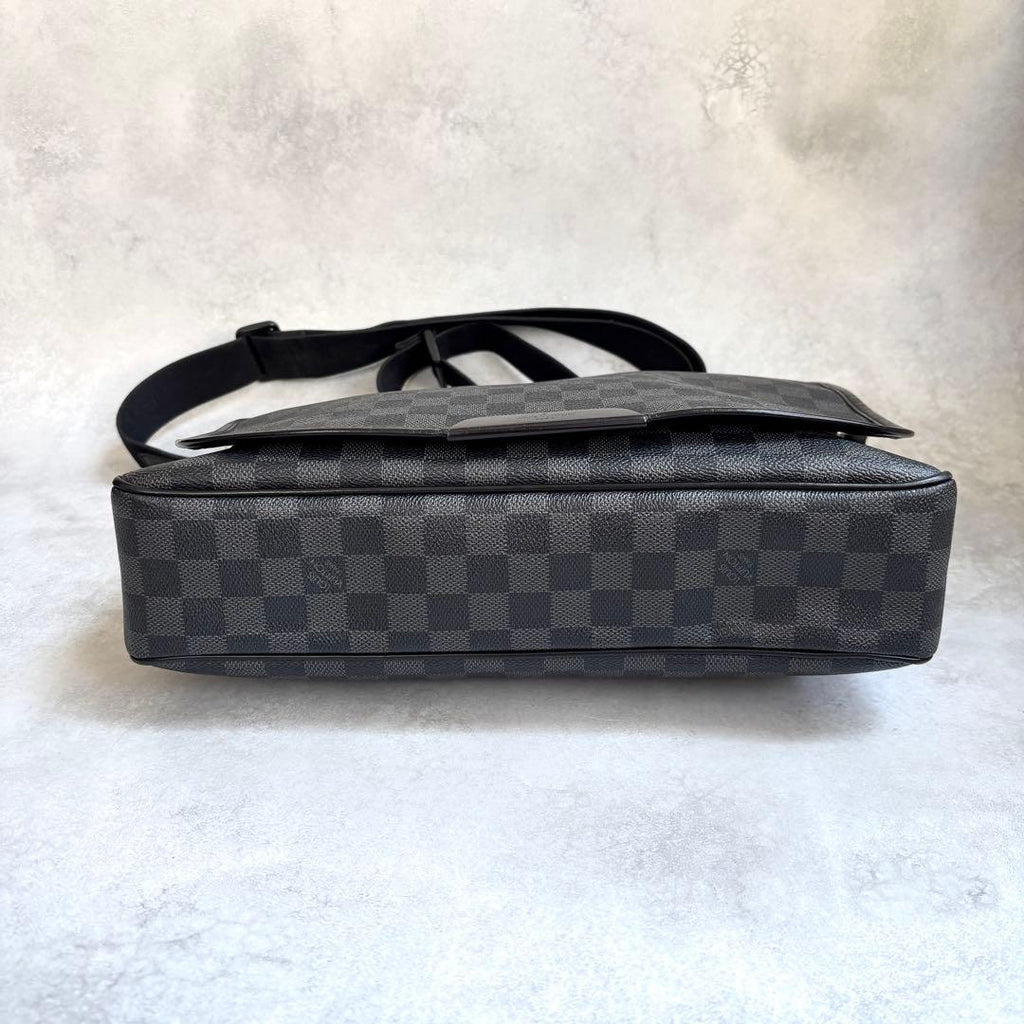 Louis Vuitton Daniel MM Damier Graphite Shoulder — view 8
