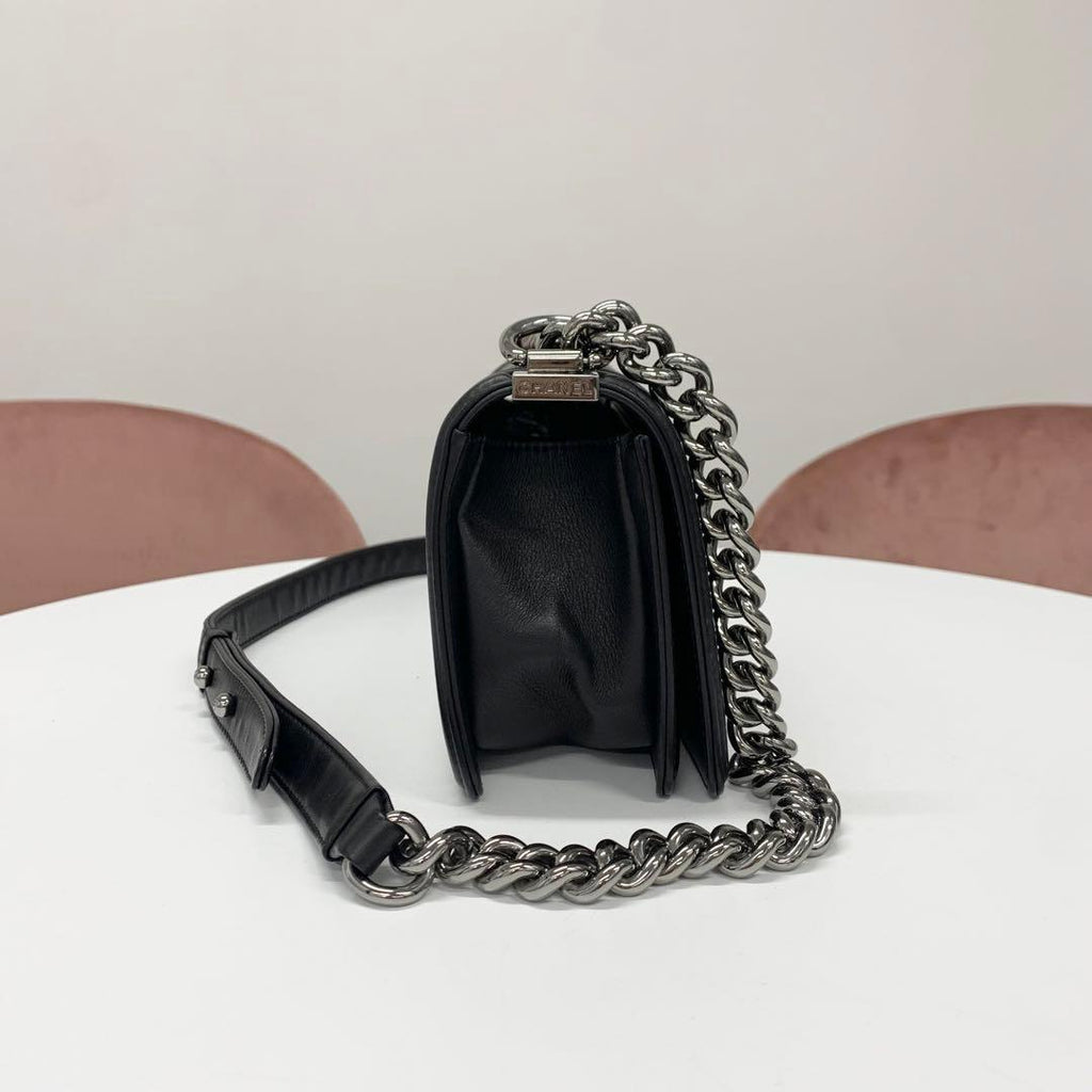 Chanel Boy 20 Che Blanc Double Chain Shoulder — view 2