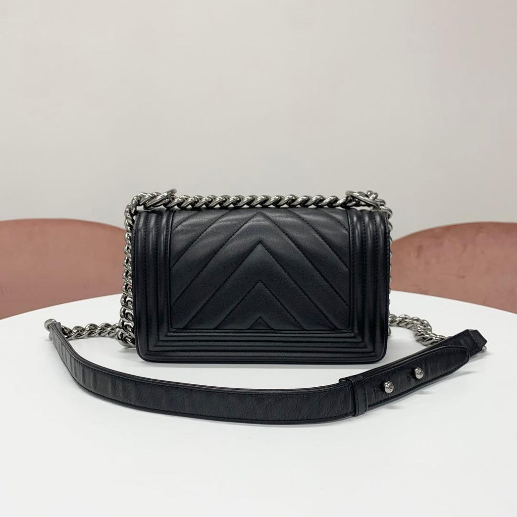 Chanel Boy 20 Che Blanc Double Chain Shoulder — view 3