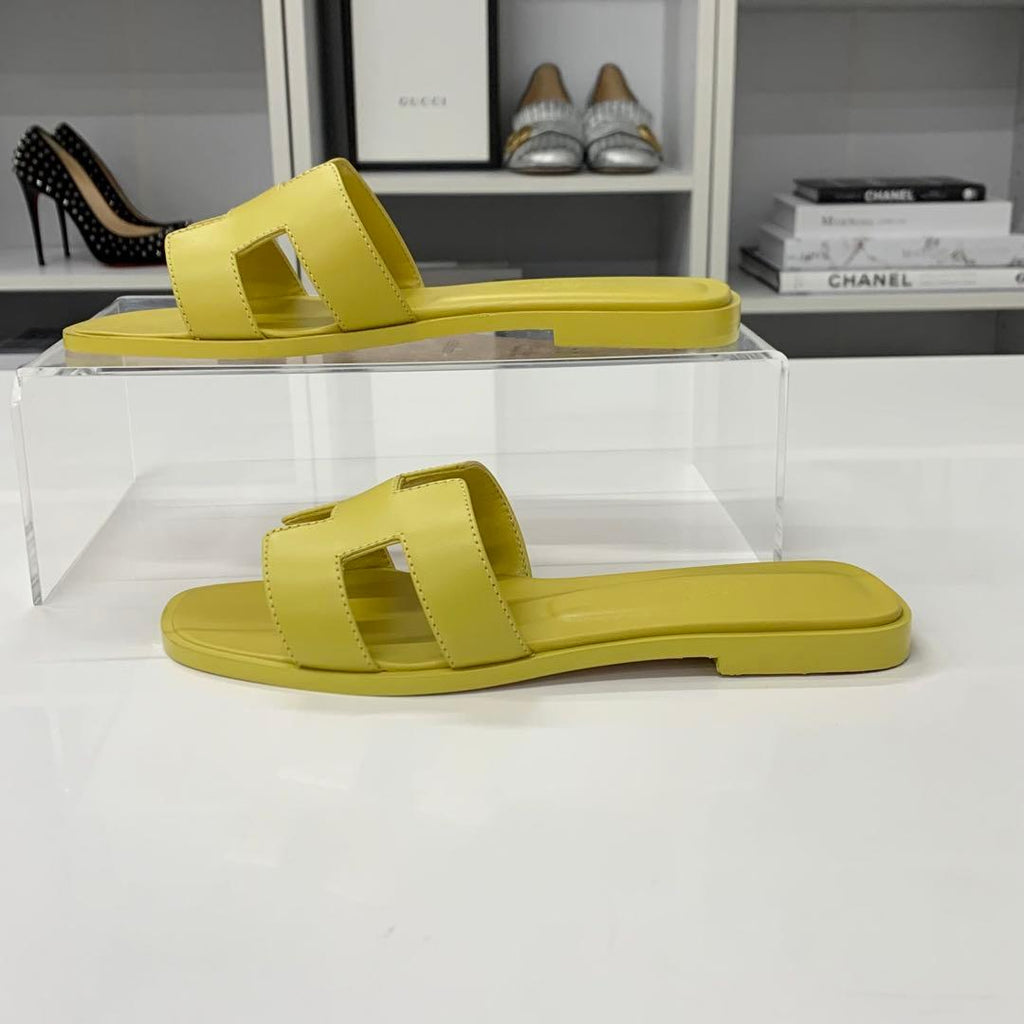 Hermes Oran Leather Flat Sandals Yellow — view 3