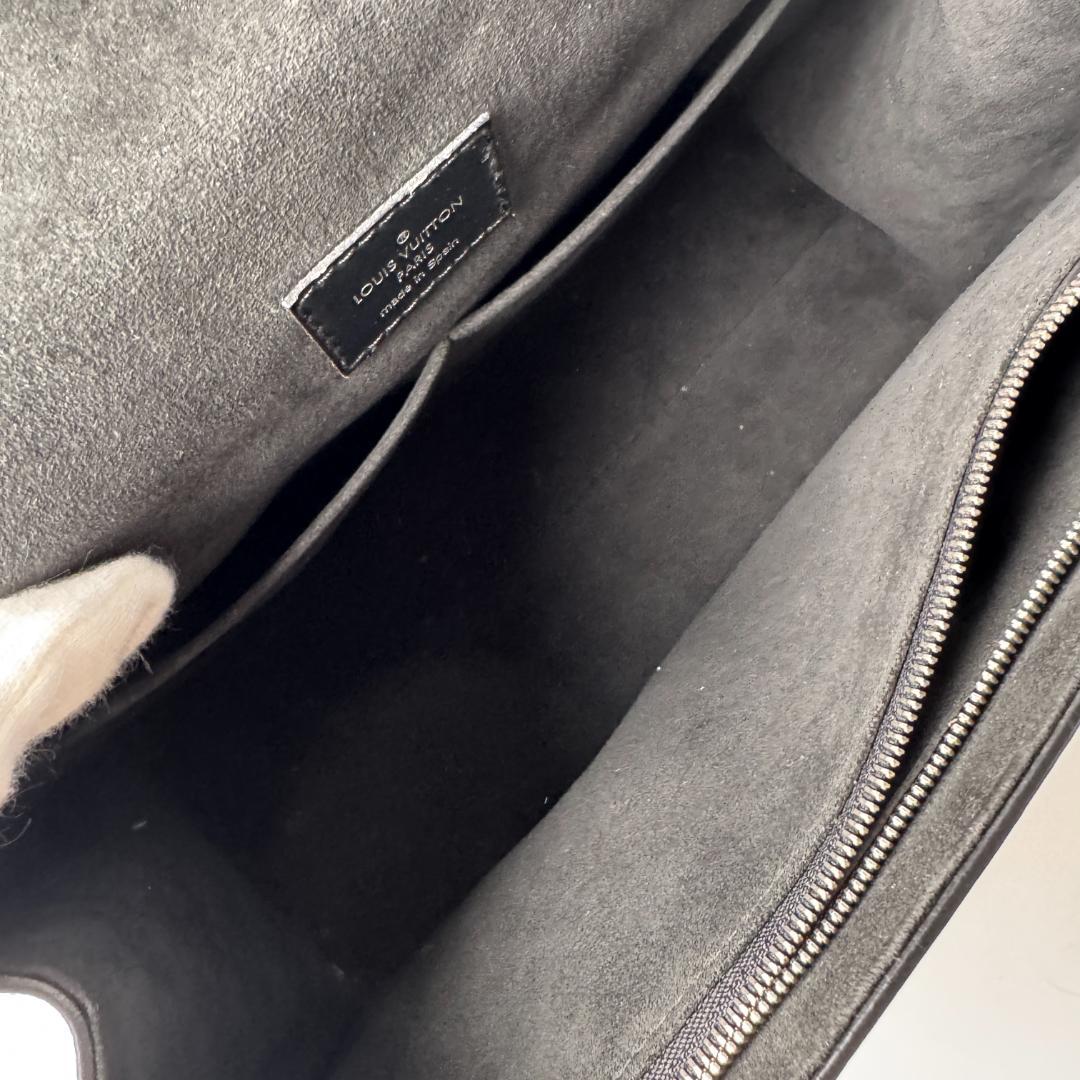Louis Vuitton Epi Cluny BB Black Shoulder — view 9