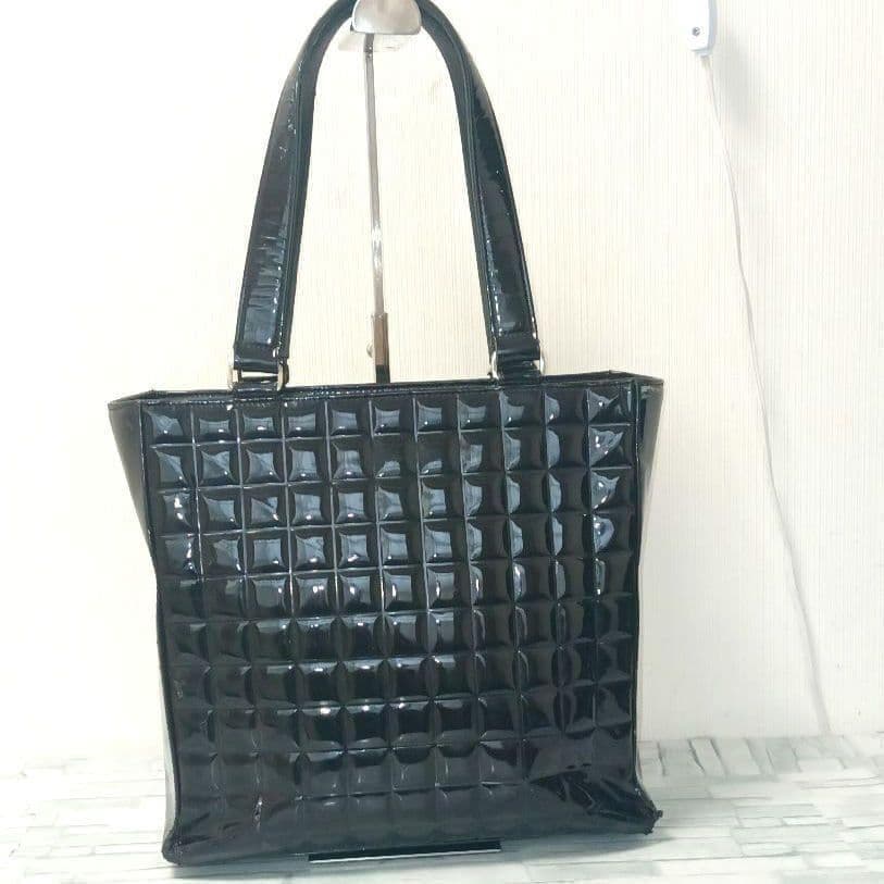 Chanel Choco Bar Tote Enamel Black CC Logo — view 2