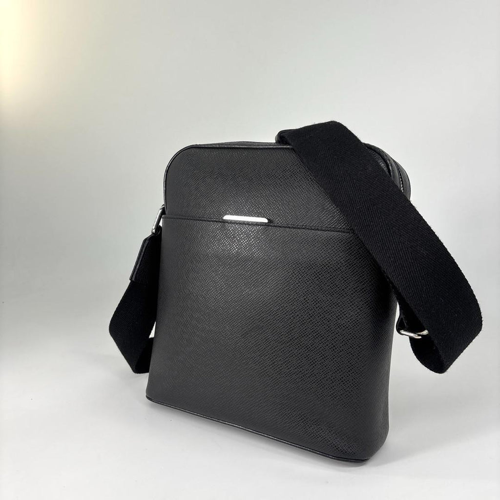 Louis Vuitton Taiga Anton Shoulder Bag — view 2
