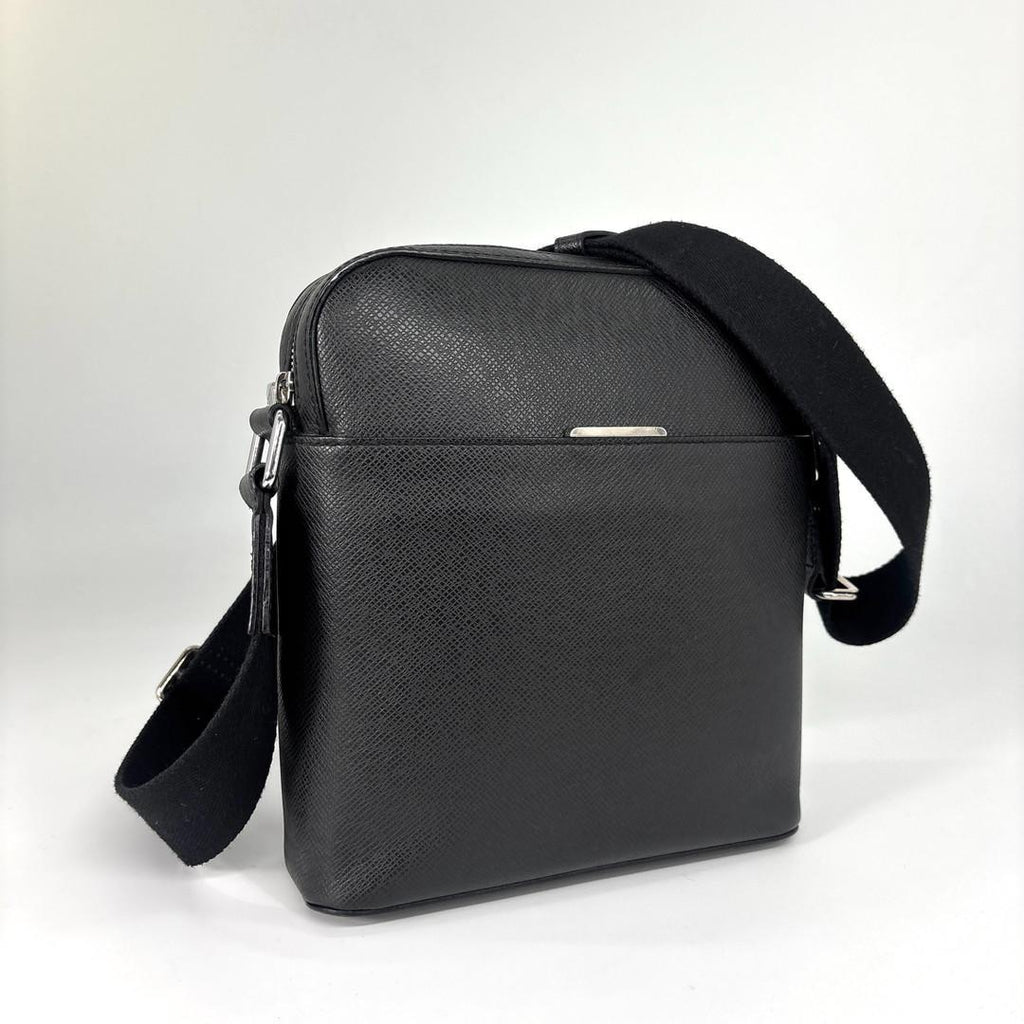 Louis Vuitton Taiga Anton Shoulder Bag — view 3