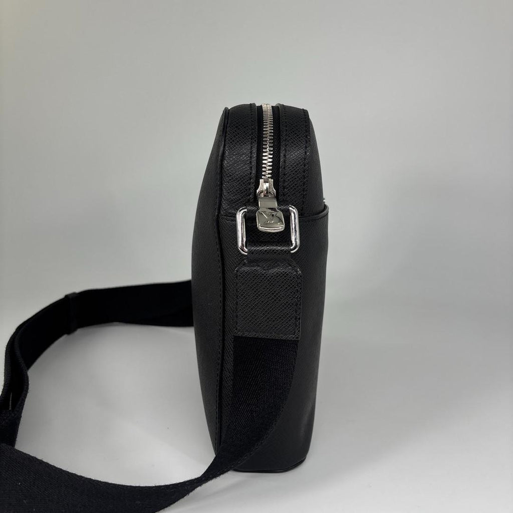 Louis Vuitton Taiga Anton Shoulder Bag — view 5