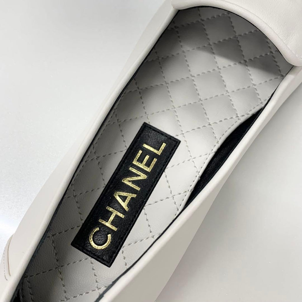 Chanel CC Logo Leather Bicolor Loafers White Black — view 7