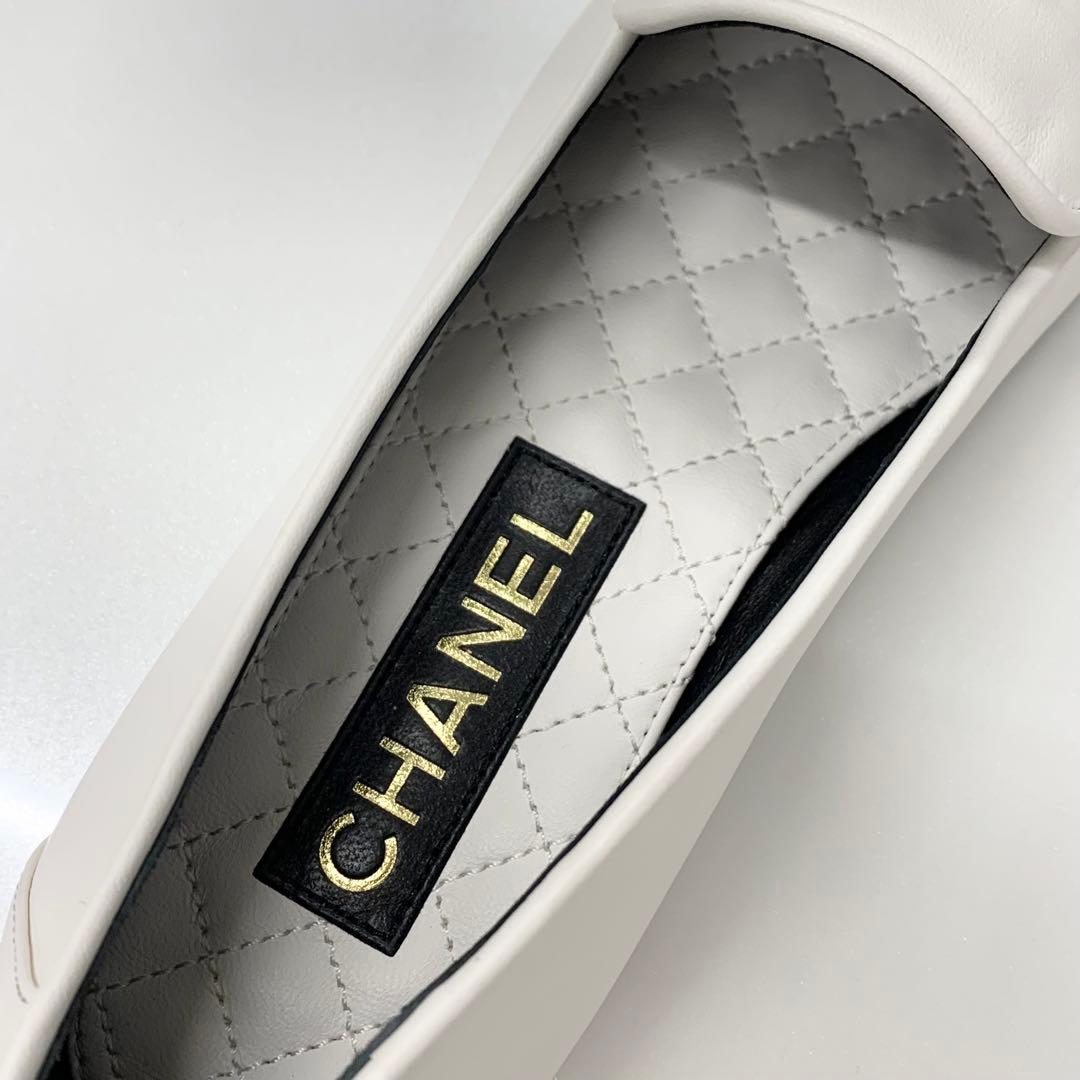 Chanel CC Logo Leather Bicolor Loafers White Black — view 7