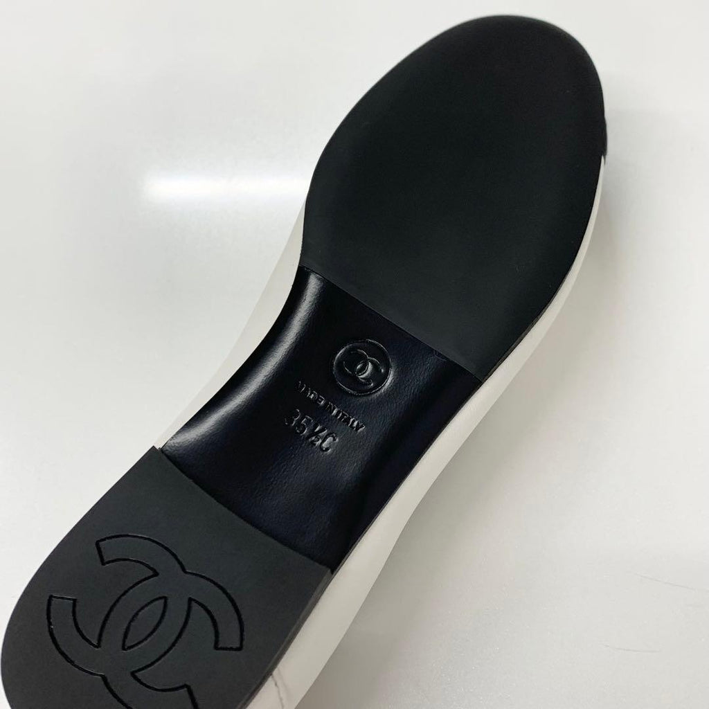 Chanel CC Logo Leather Bicolor Loafers White Black — view 8