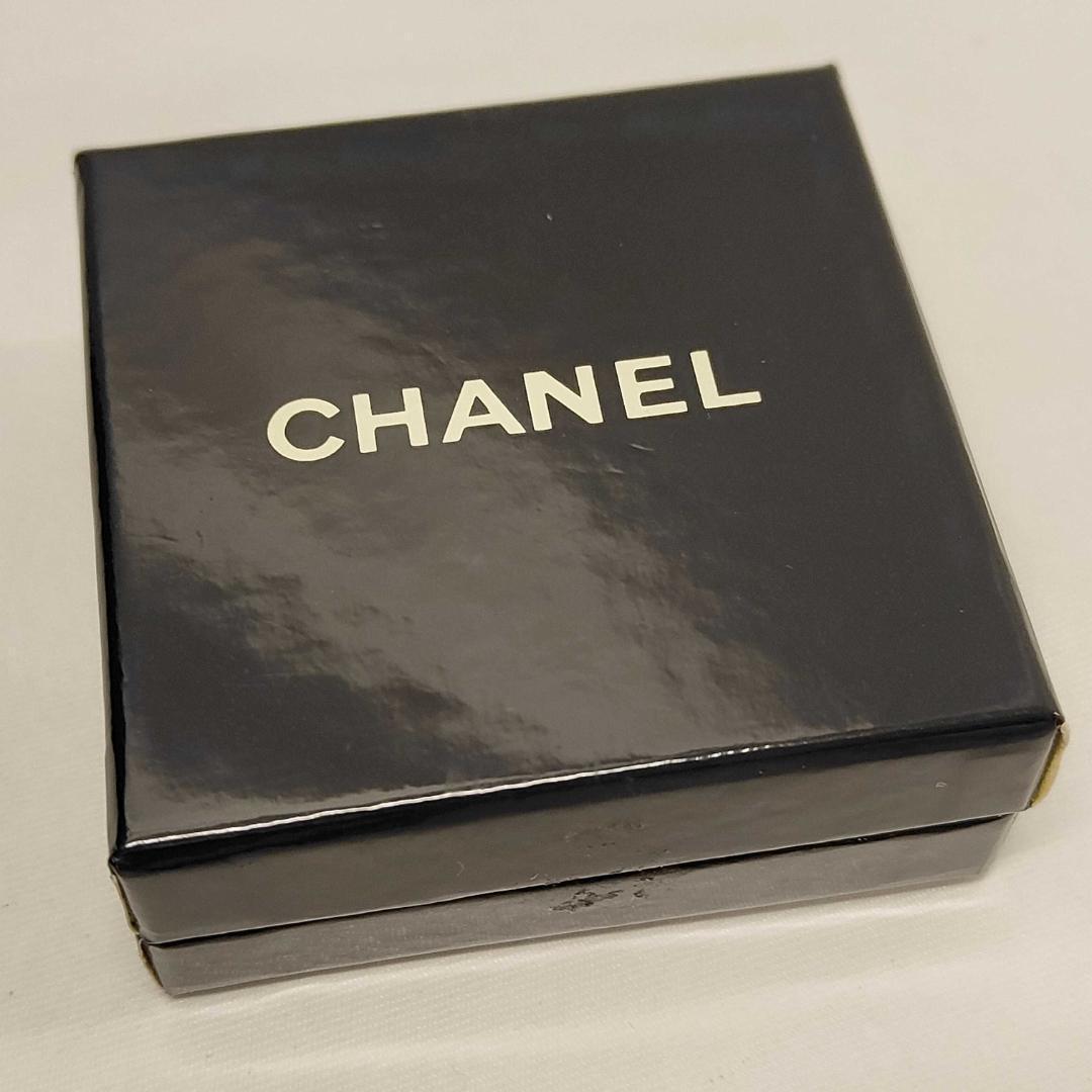 Chanel Brooch CC Logo Gold Circle — view 7