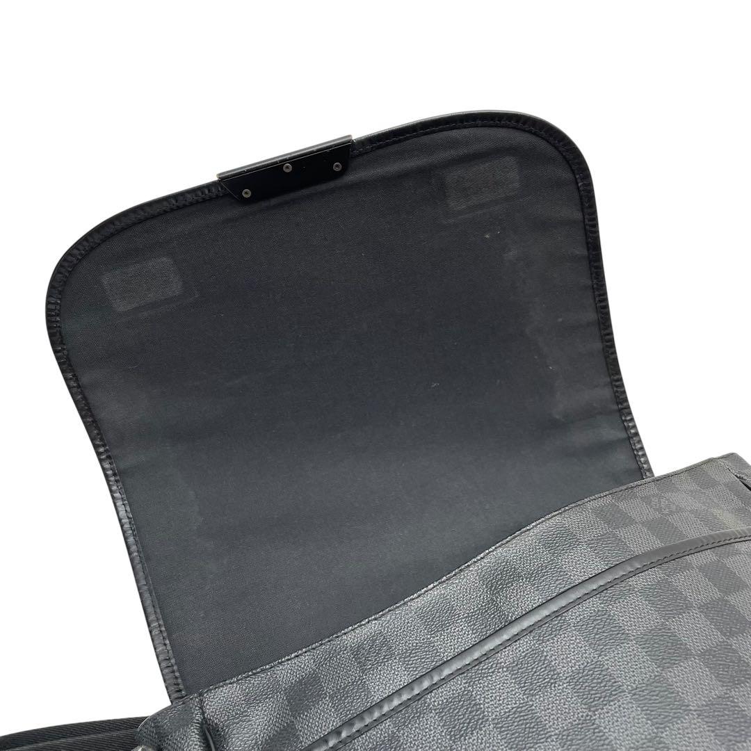 Louis Vuitton Damier Graphite Daniel MM Shoulder — view 7