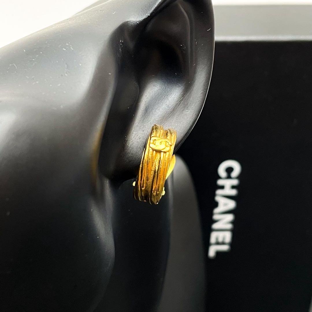 Chanel CC Logo Hoop Earrings Vintage Gold — view 7
