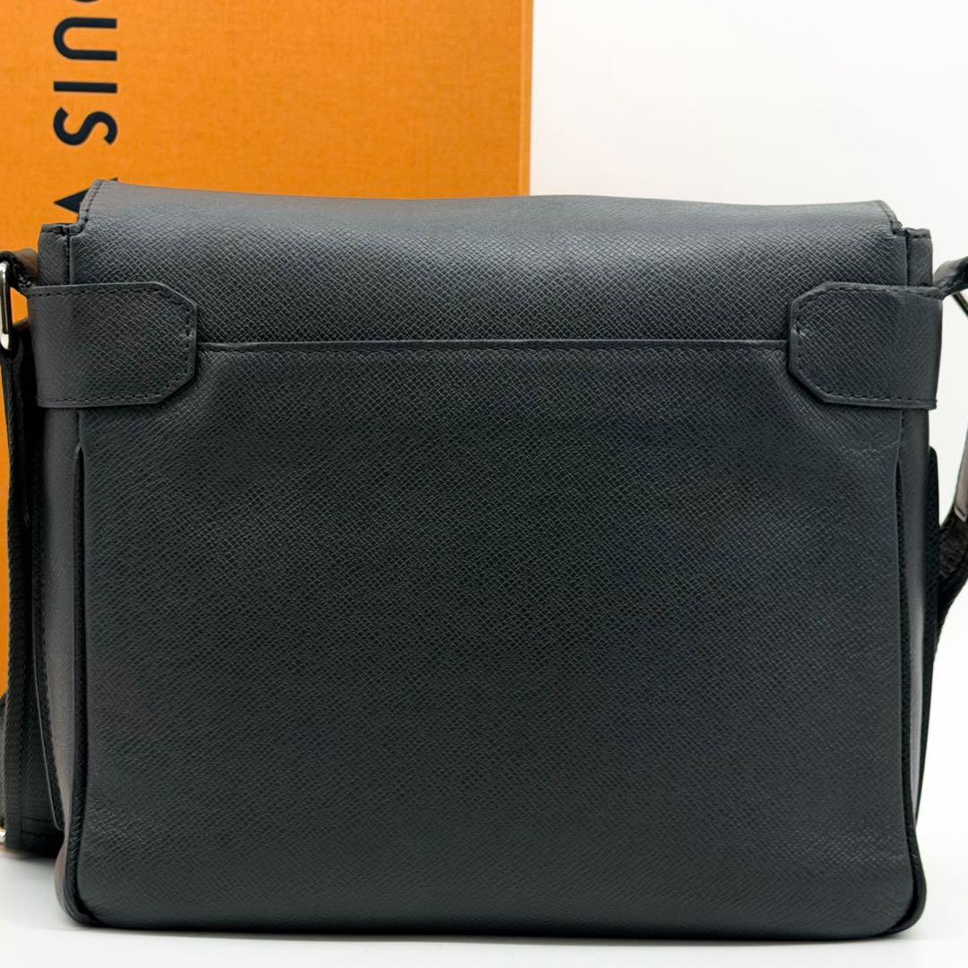 Louis Vuitton Roman PM Taiga Black Shoulder Bag 2-Way — view 3