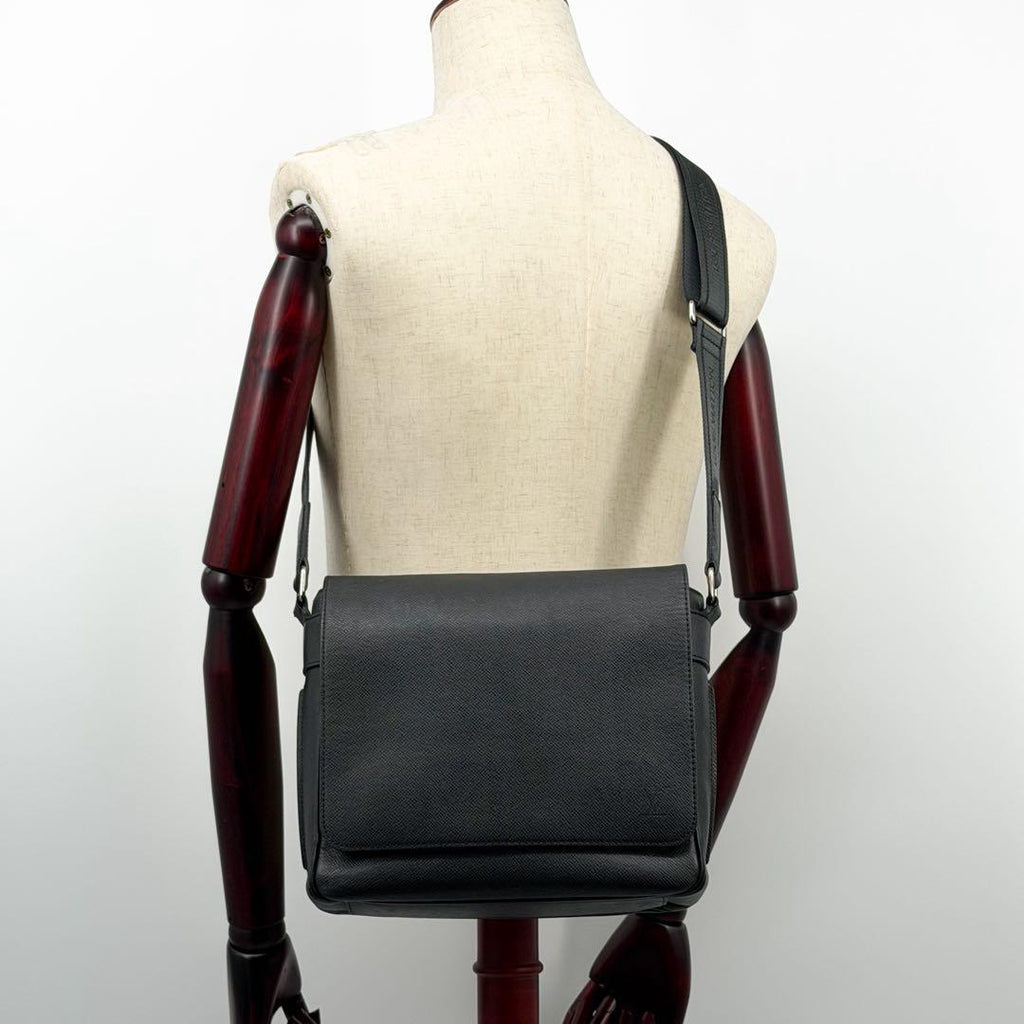 Louis Vuitton Roman PM Taiga Black Shoulder Bag 2-Way — view 4