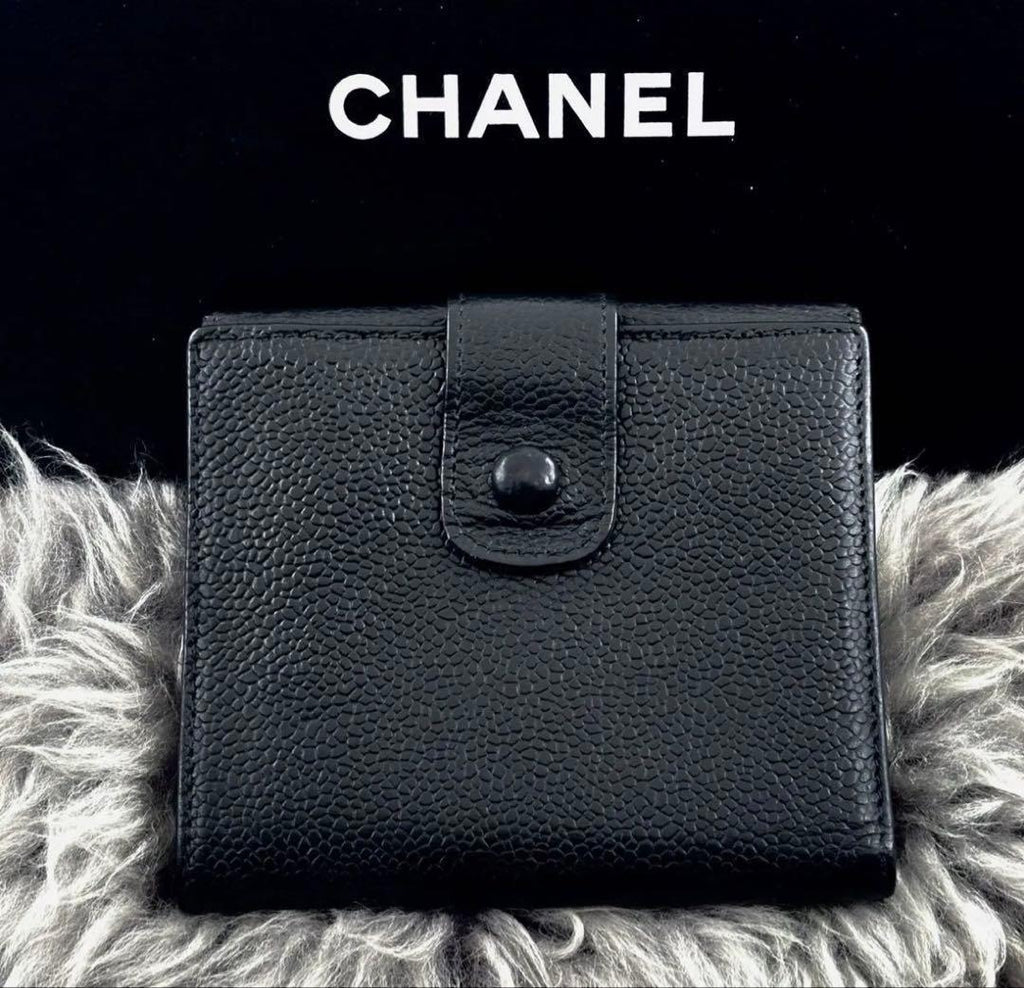Chanel Wallet Jumbo CC Logo Caviar Hook Bifold — view 2