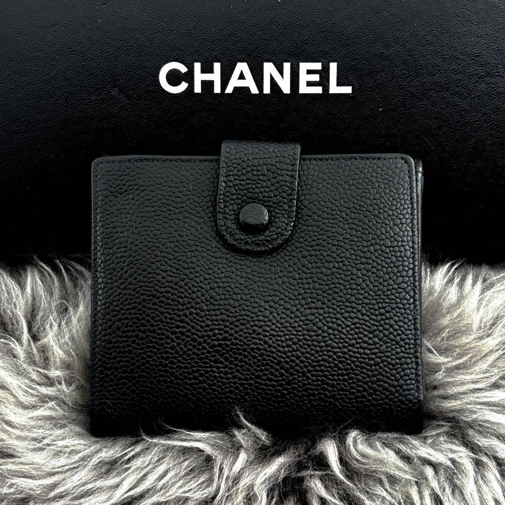 Chanel Wallet Jumbo CC Logo Caviar Hook Bifold — view 3