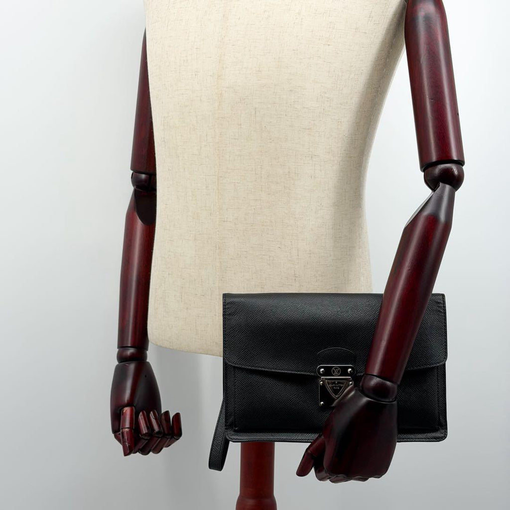 Louis Vuitton Belaia Taiga Clutch Leather — view 4
