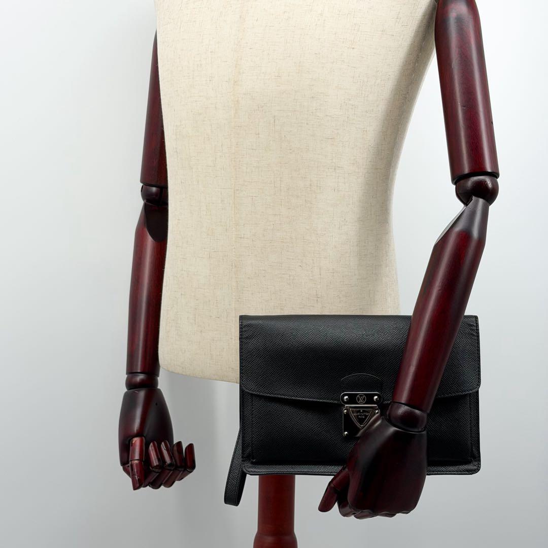 Louis Vuitton Belaia Taiga Clutch Leather — view 4