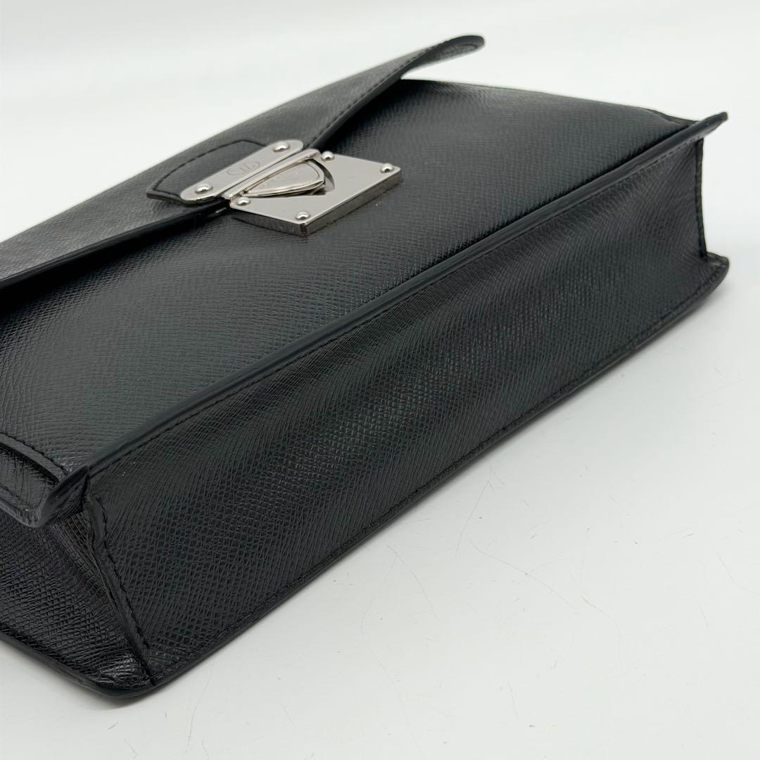Louis Vuitton Belaia Taiga Clutch Leather — view 6