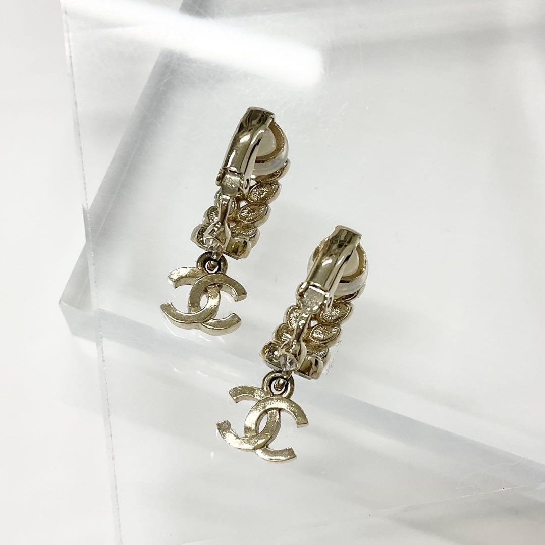 Chanel CC Logo Rhinestone Leaf Motif Earrings Gold — view 3