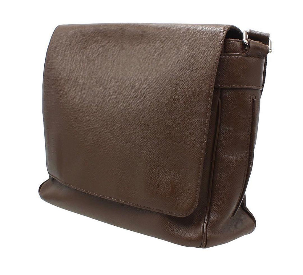 Louis Vuitton Taiga Roman Messenger — view 3