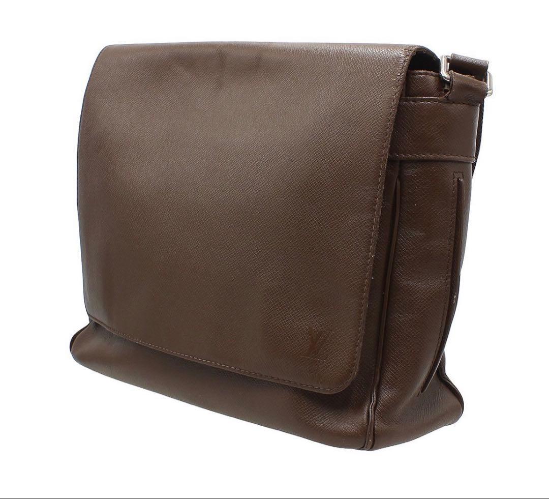 Louis Vuitton Taiga Roman Messenger — view 3