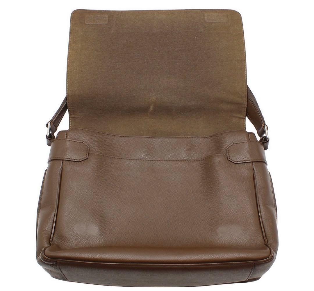 Louis Vuitton Taiga Roman Messenger — view 7