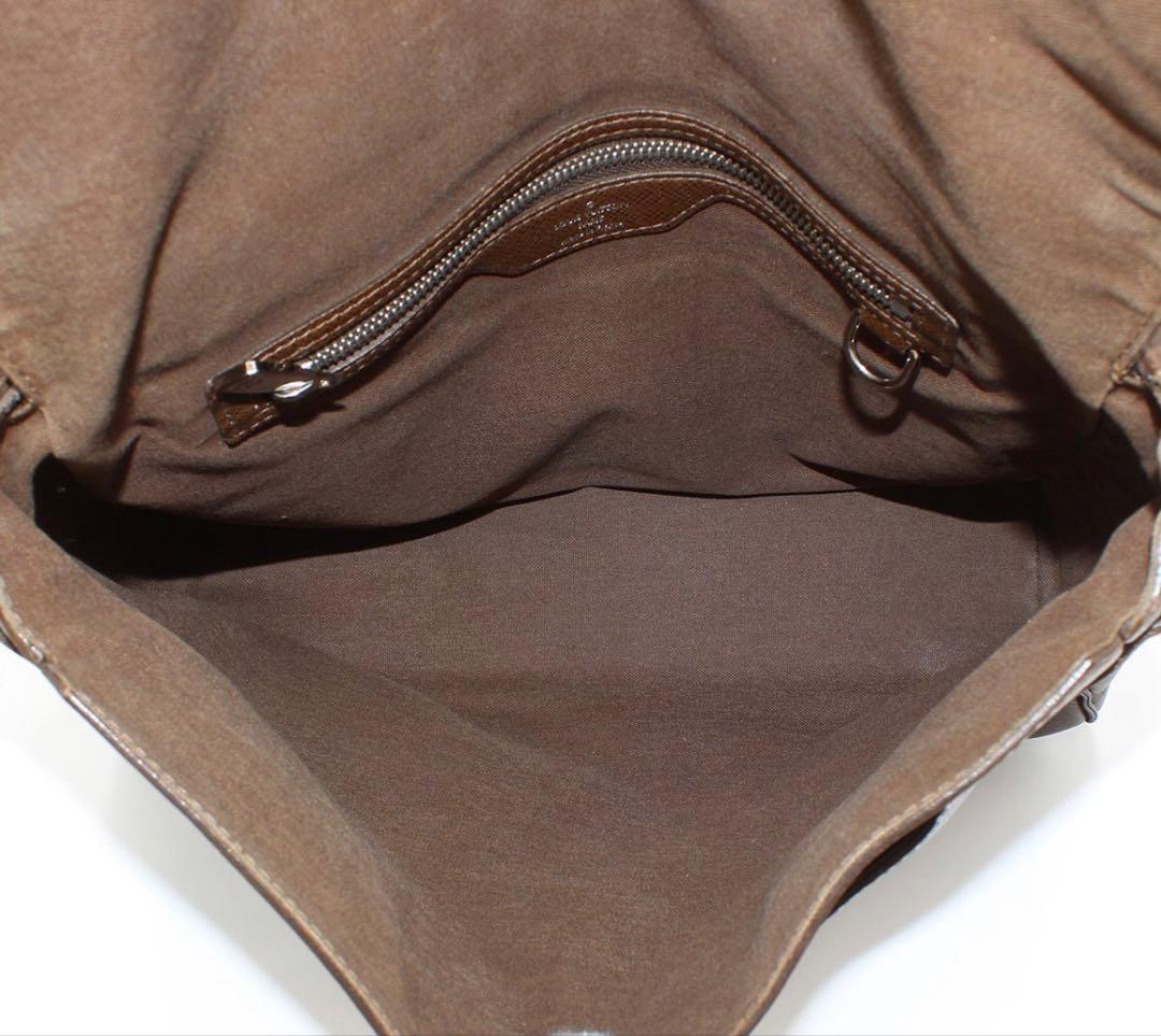 Louis Vuitton Taiga Roman Messenger — view 8