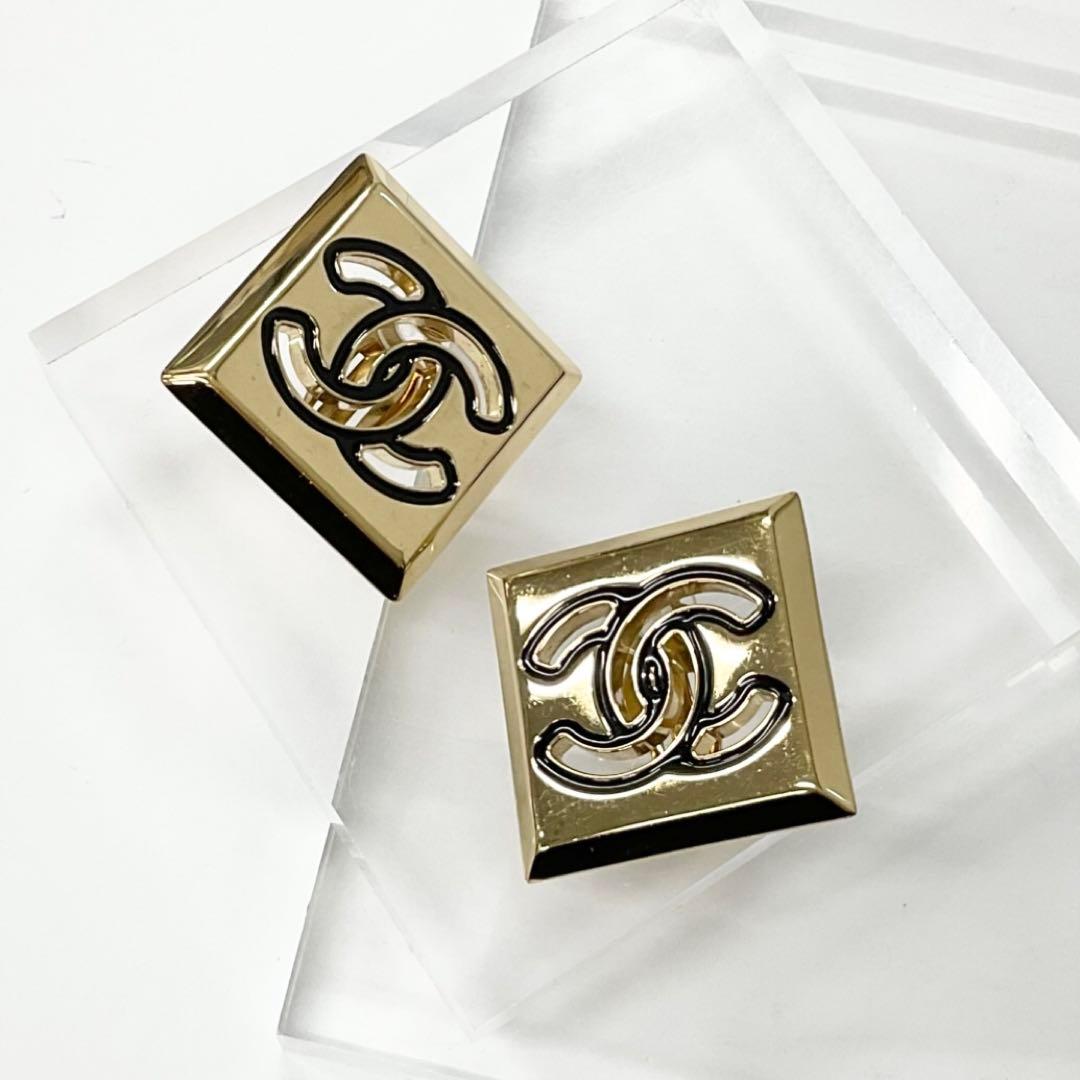Chanel Earrings CC Logo Gold