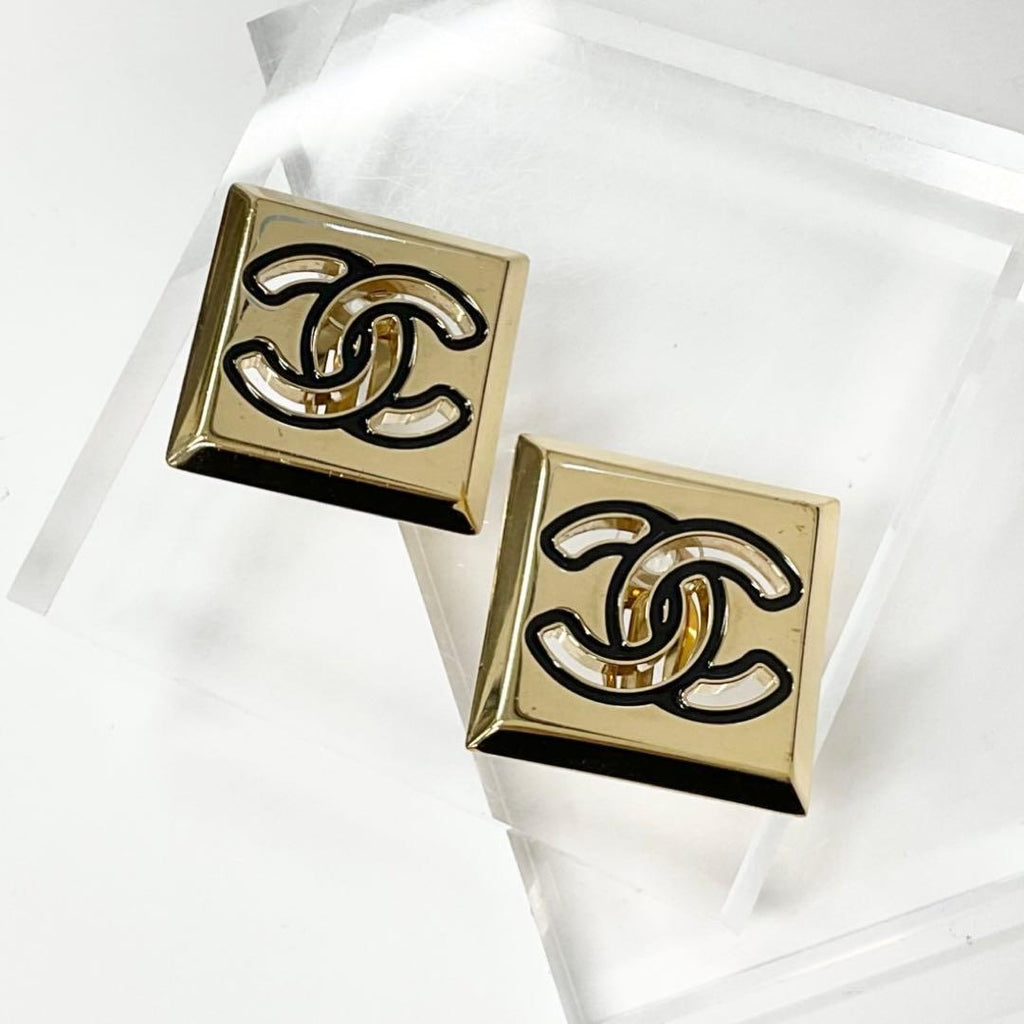 Chanel Earrings CC Logo Gold — view 2