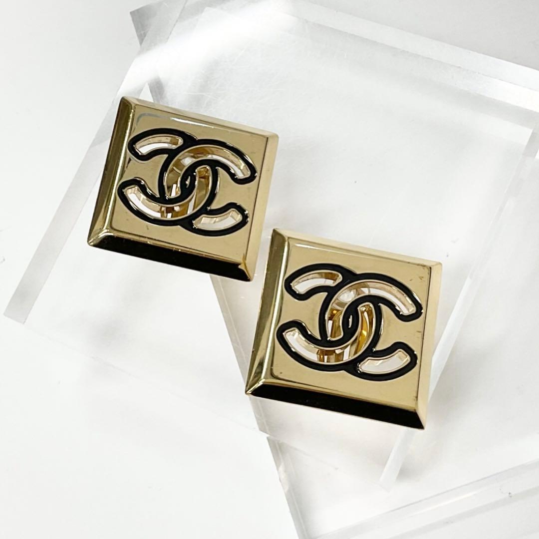 Chanel Earrings CC Logo Gold — view 2