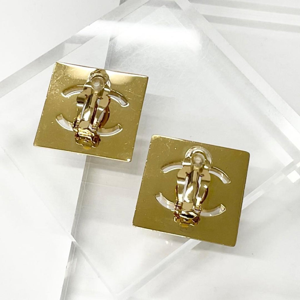 Chanel Earrings CC Logo Gold — view 3