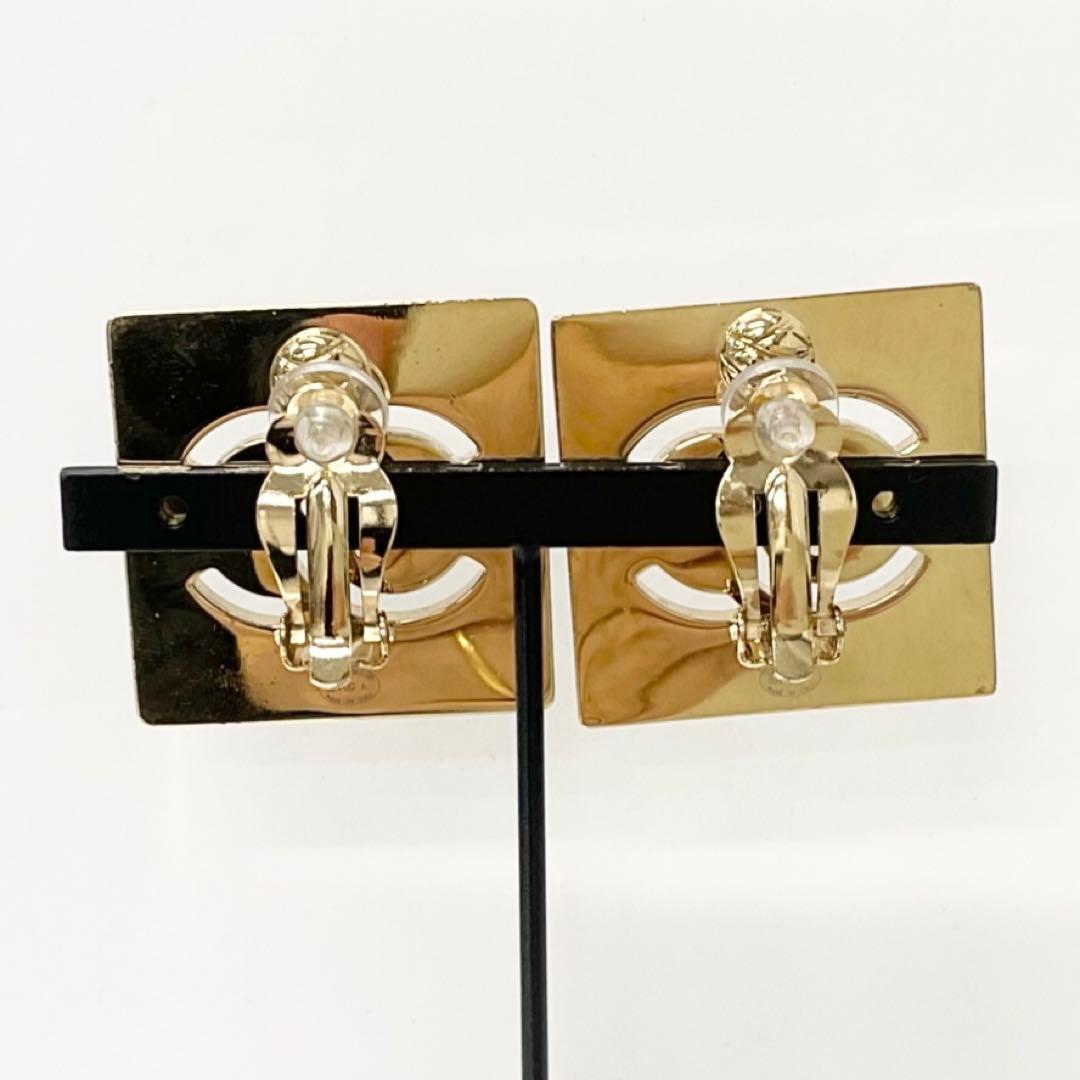 Chanel Earrings CC Logo Gold — view 8