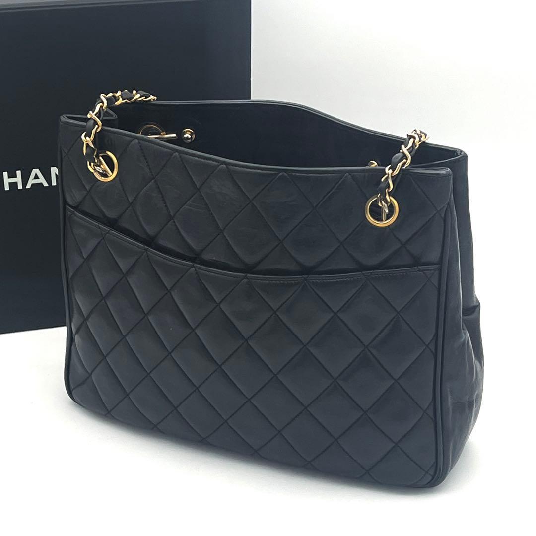 Chanel Quilted Chain Tote Lambskin Black That Is Easy To Match