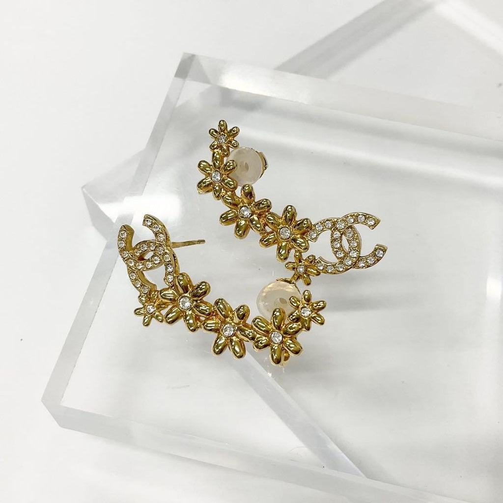 Chanel CC Logo Rhinestone Flower Motif Earrings Gold — view 2